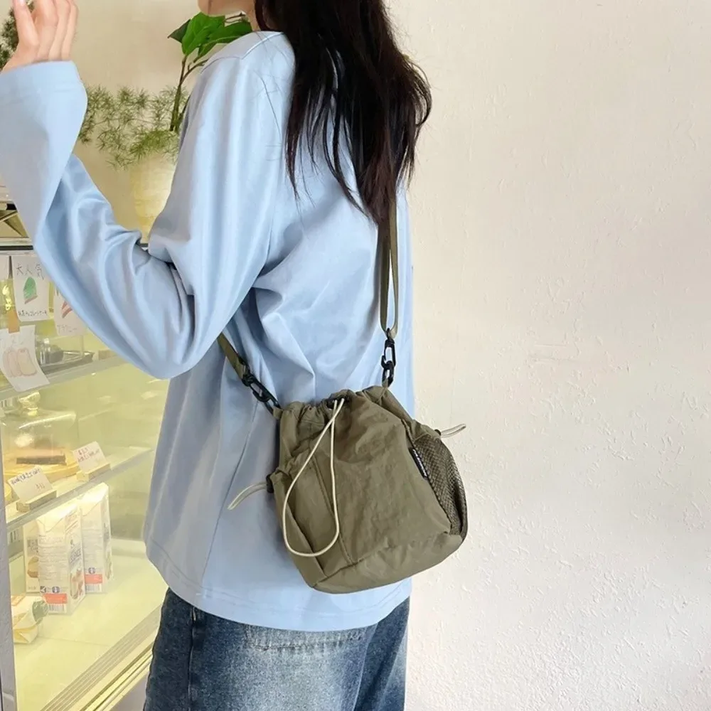 sac à bandoulière simple portable en nylon, petit sac léger de couleur unie pour l'extérieur