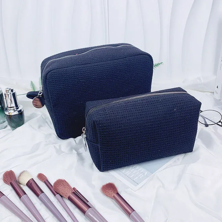 trousse de toilette personnalisée en tissu gaufré : pochette de toilette monogrammée | organisateur de voyage avec nom brodé | cadeau pour une future mariée