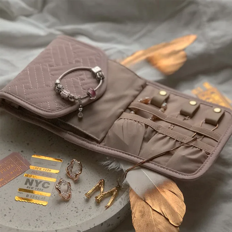 trousse toilette flanelle polyester noire beige geometrique matelasse portable voyage cosmétiques bijoux ornement doré perles blancs