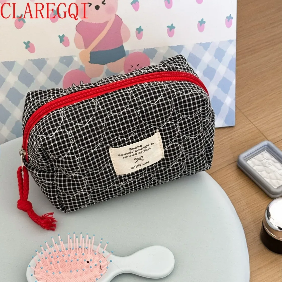 ensemble de trois trousses de maquillage, trousse de toilette de voyage, trousse de rangement matelassée à motif de carreaux, portable et de grande capacité, disponible en trois couleurs.