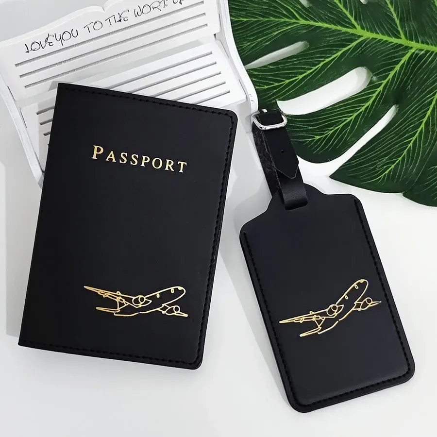 Pochette Passeport Cuir Simili Noir Lettre Dorée Étiquette Bagage Avion Dessin Accessoires Voyage Set Deux Pièces Finition Brillante