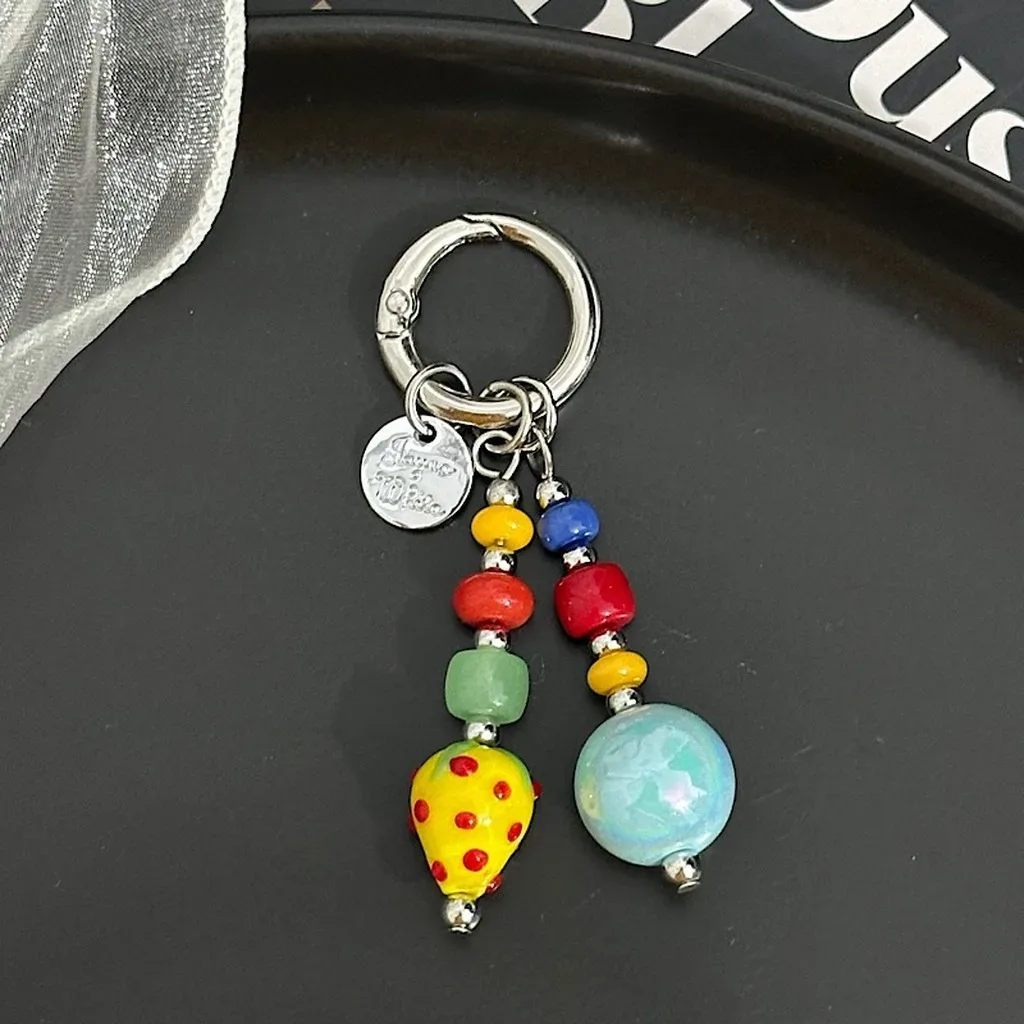 porte-clefs perlé motif champignon fraise chaînette métallique couleur tendances accessoires mode femmes décoration sac lunettes multifonctionnels sorties occasions