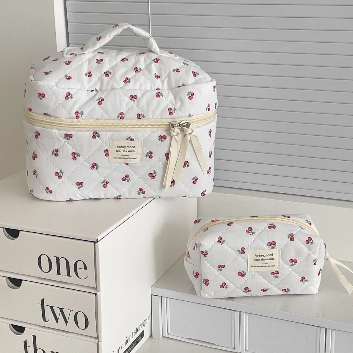 sac de maquillage cerise, sacs à cosmétiques pour femmes, mode portable mignon, pochette de rangement de voyage, sac à main en coton matelassé à fermeture éclair