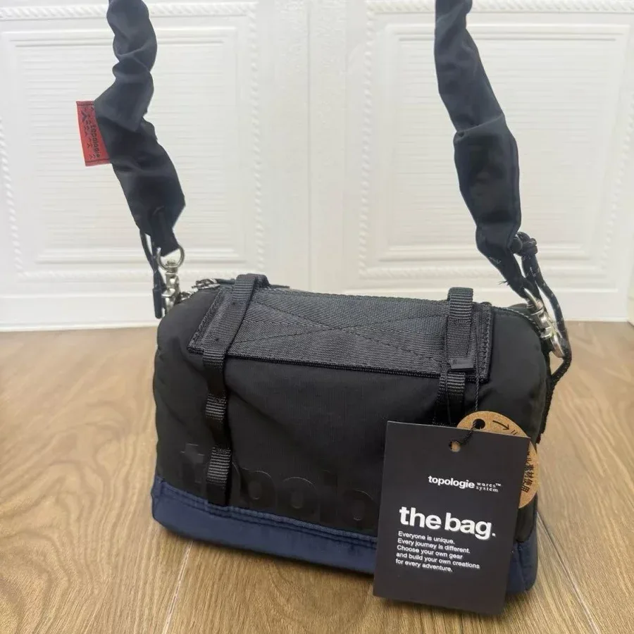 nouveau sac à bandoulière et à porter en travers du corps grande capacité automne/hiver 2026, sac oreiller décontracté et polyvalent, sac carré à bandoulière spéciale au design soigné, sac boston léger pour l'extérieur, sac de voyage sportif de haute qualité, unisexe pour hommes et femmes.