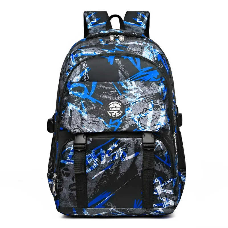 sac dos nylon camouflage bleu noir rouge format rectangulaire poche avant zippée fermeture éclair usage scolaire voyage