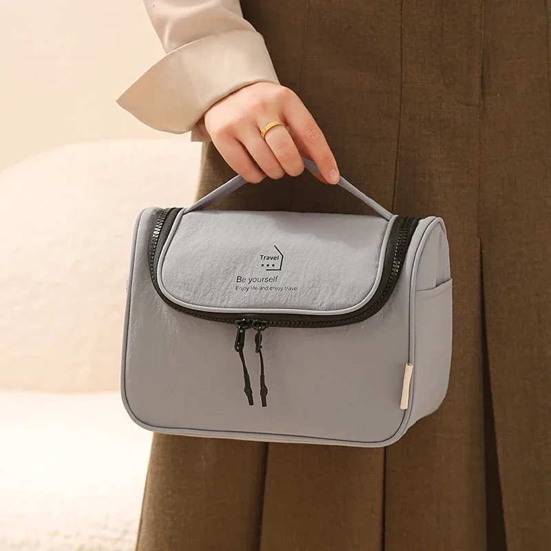sac de toilette en taslon, imperméable pour voyage, sac de maquillage portable pour femmes, grand espace de rangement pour articles de toilette.