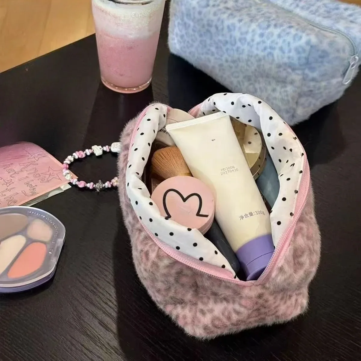 trousse toilette plush imprimé léopard rose beige motif léopard bleu clair voyage cosmétiques maquillage sac peluche