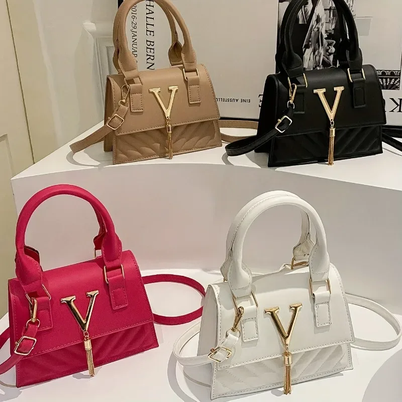 sac à main matelassé tendance, sacoche élégante avec quincaillerie dorée en forme de v et pompon, bandoulière amovible, sac à bandoulière élégant pour femme