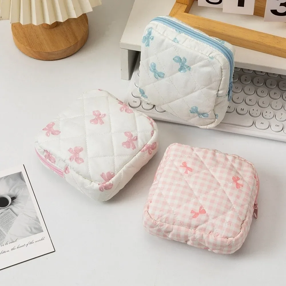 sac de rangement pour serviettes hygiéniques à motif à carreaux, sac cosmétique multifonctionnel, mini sac de voyage matelassé portable pour maquillage.