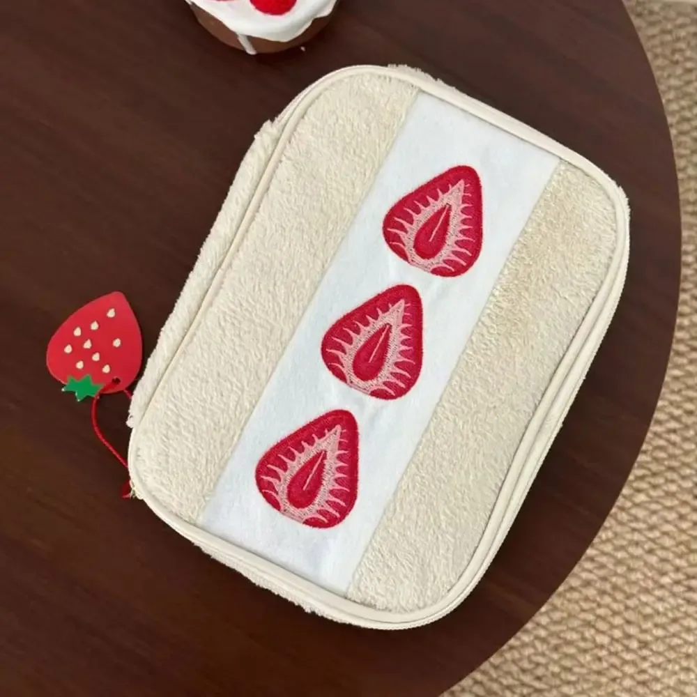 pochette à stylos kawaii en peluche, motif fraise, trousse de maquillage multifonctionnelle, pochette à papeterie brodée mignonne, pour l'école et le bureau