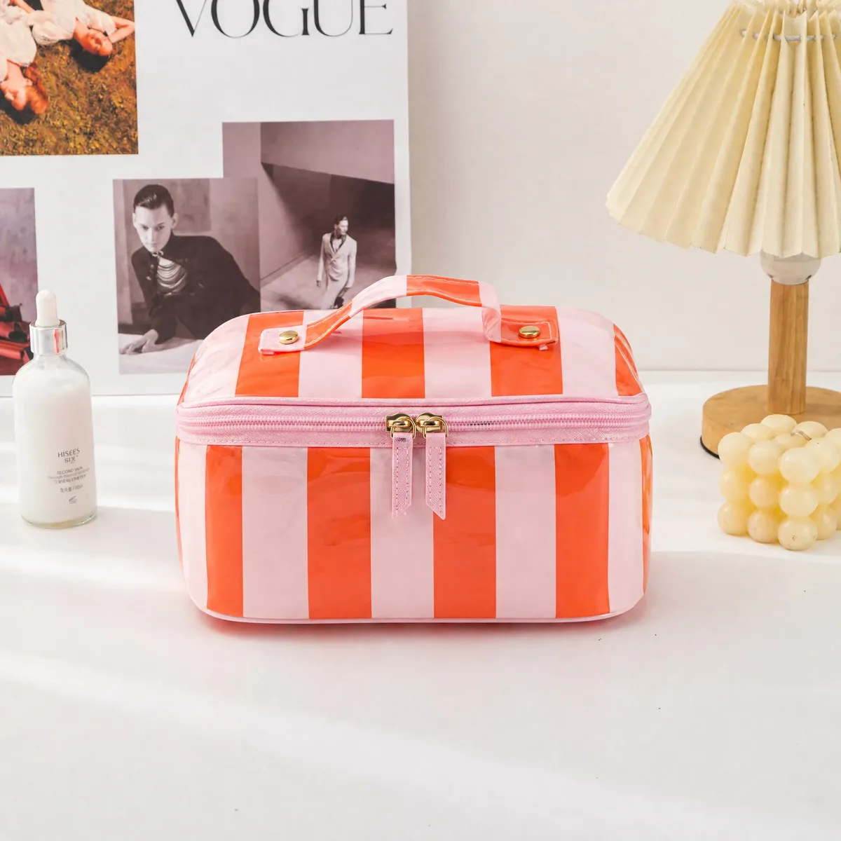 sac de voyage léger à grande capacité en pvc rayé pour cosmétiques, haute valeur esthétique, matériau intérieur oxford imperméable, triangulaire