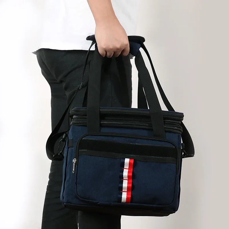 sac dos isolement polyester bleu bandes noires blanches poignées sangle latérale compartiment intérieur gris conserver aliments frais voyage