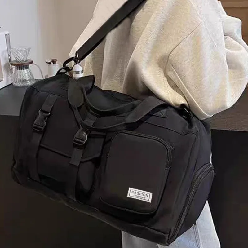 ce sac à dos aux couleurs neutres, conçu pour les hommes et les femmes, est idéal pour les voyages et peut être porté à la main ou à l’épaule.
