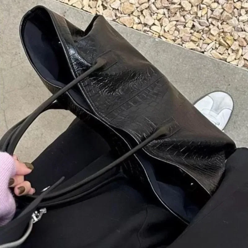 sac fourre-tout noir rétro pour femmes, en similicuir gaufré façon crocodile, grande capacité, sac à bandoulière, sac à main polyvalent pour femmes, idéal pour les trajets quotidiens.