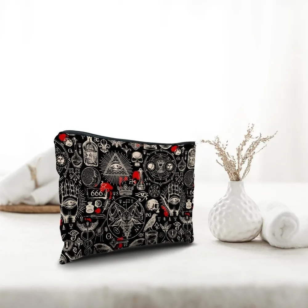 1 trousse de maquillage gothique avec symboles gothiques (pentagrammes, crânes, chauve-souris, occulte) – trousse à cosmétiques gothique noire et rouge