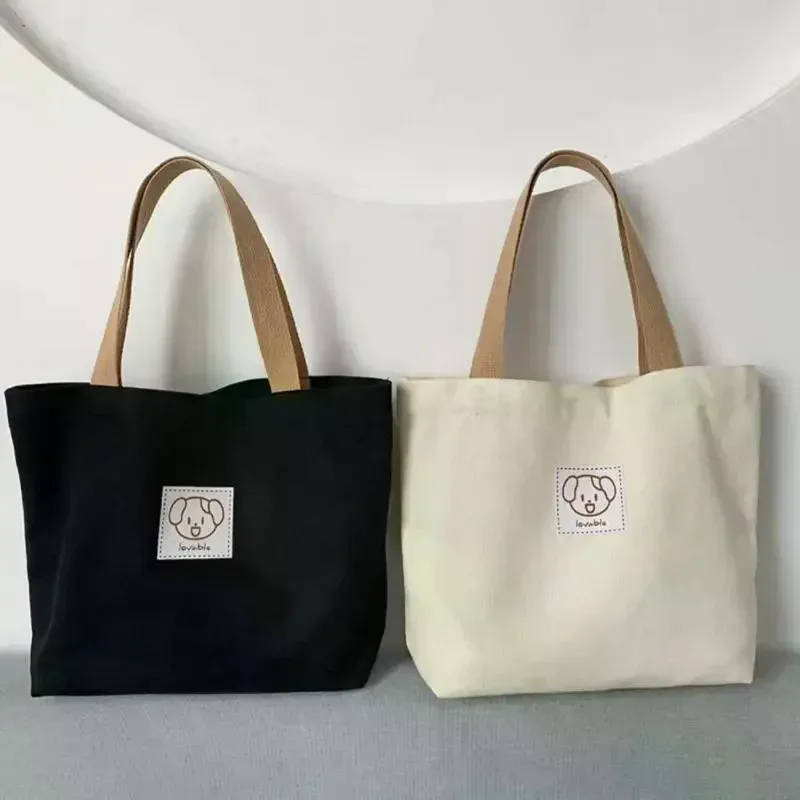 les sacs fourre-tout en toile et les sacs bandoulière en toile sont parfaits pour transporter des fournitures scolaires ou pour les voyages.