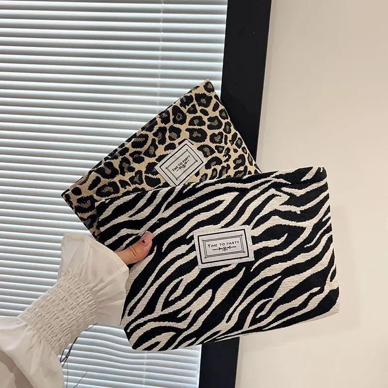 sac cosmétique grande capacité imprimé zèbre et léopard, sac de rangement portable pour soins de la peau et articles de toilette, pochette de voyage minimaliste et polyvalente