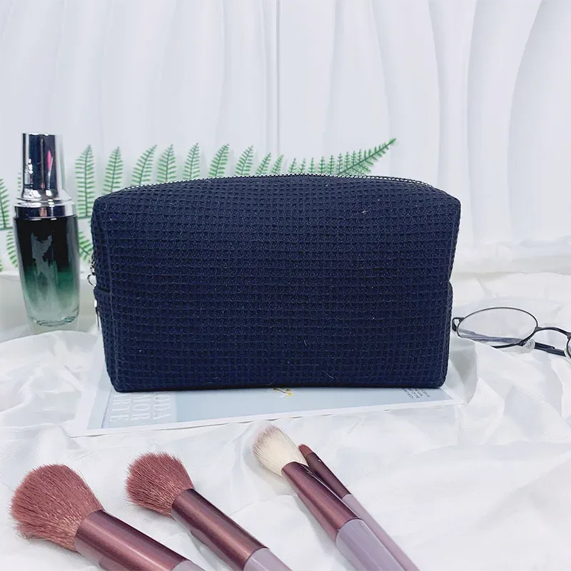 trousse de toilette personnalisée en tissu gaufré : pochette de toilette monogrammée | organisateur de voyage avec nom brodé | cadeau pour une future mariée