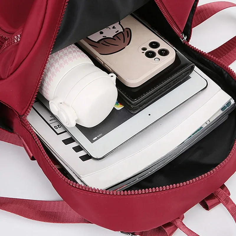 petit sac à dos noir et marron à motif quadrillé classique, plusieurs poches zippées, sac à dos décontracté et tendance, peut contenir un téléphone, des cosmétiques et des essentiels