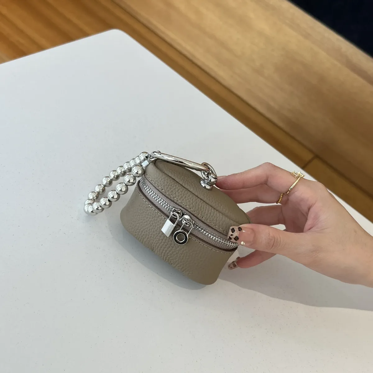lettres personnalisées gratuites sac en peau de vache charme petit porte-monnaie ins vent simple portable sac de cou rouge à lèvres organisateur sac écouteur sac