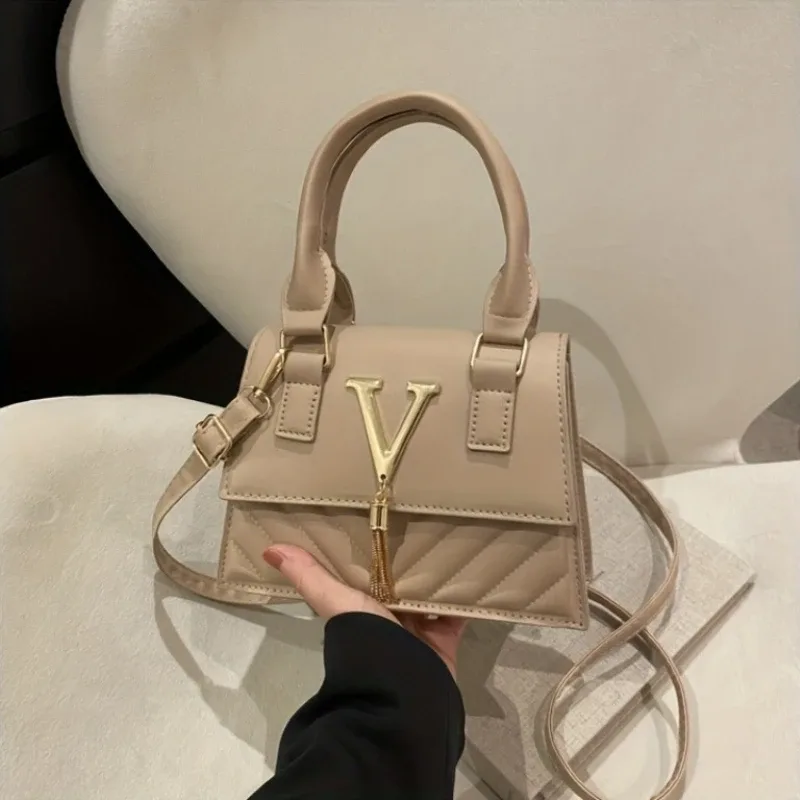 sac à main matelassé tendance, sacoche élégante avec quincaillerie dorée en forme de v et pompon, bandoulière amovible, sac à bandoulière élégant pour femme