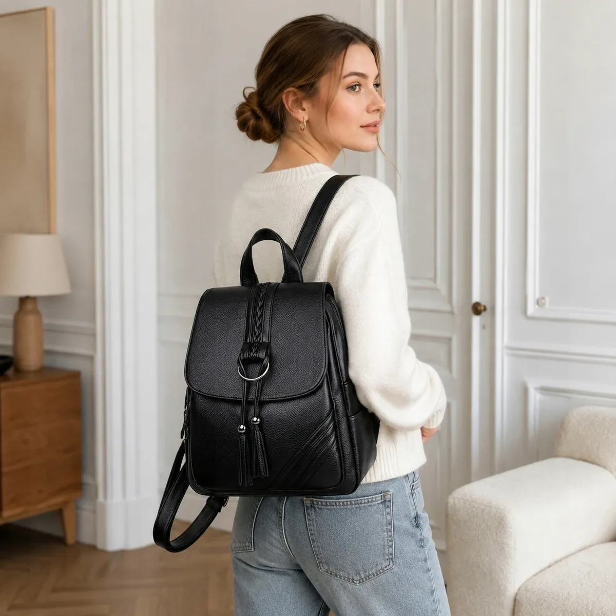sac à dos et sac à main 2-en-1 en éco-cuir pour femme avec pompon – sac fourre-tout léger et spacieux, format a4, bretelles réglables, accessoires argentés pour le travail et les voyages
