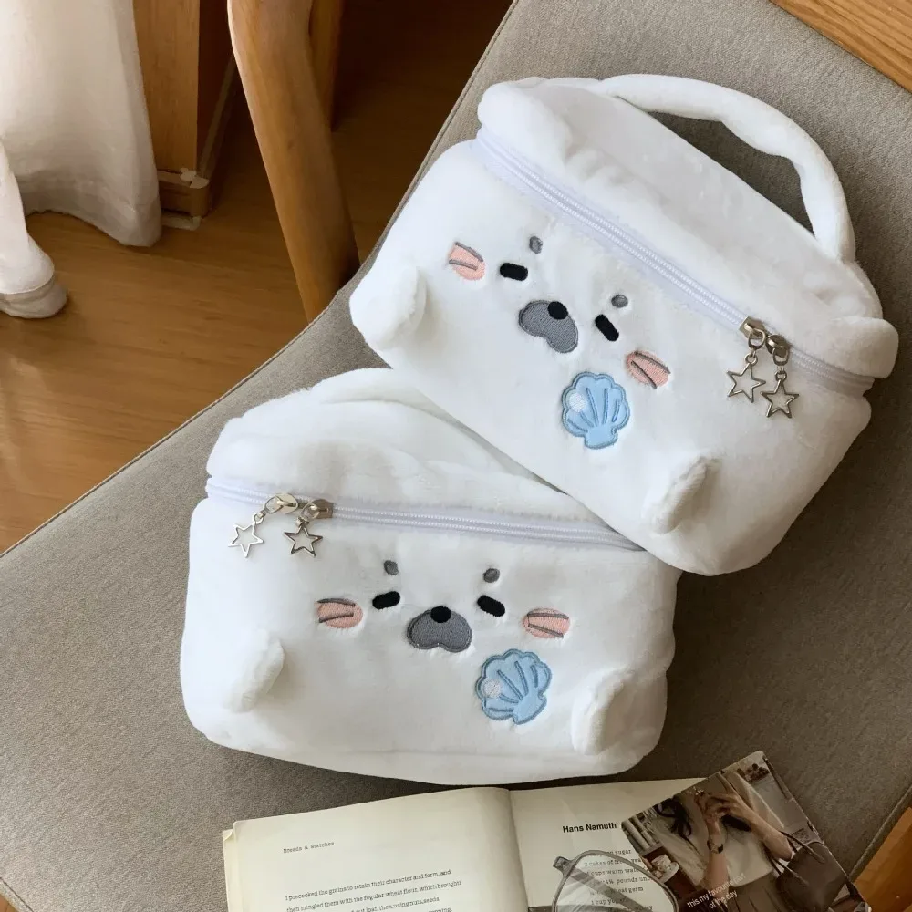 trousse de maquillage grande capacité motif brodé fluffy little seal, sac cosmétique portable de voyage multifonctionnel