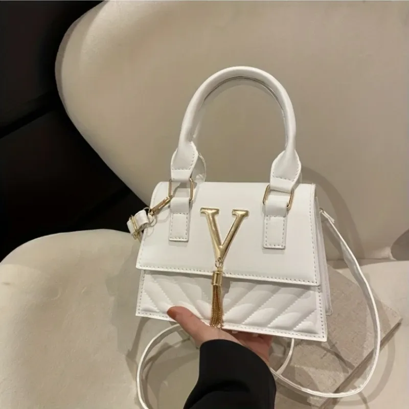 sac à main matelassé tendance, sacoche élégante avec quincaillerie dorée en forme de v et pompon, bandoulière amovible, sac à bandoulière élégant pour femme