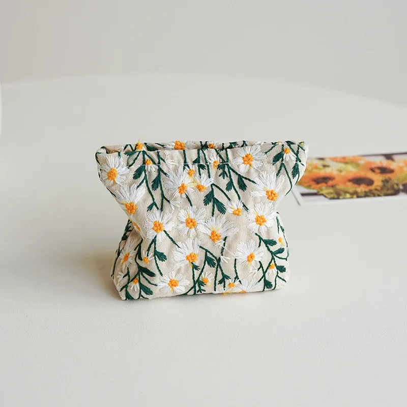 sac de maquillage pour femmes, marguerite brodée blanche, porte-monnaie portable, étui pour clés, cosmétiques, rouge à lèvres, sac de rangement, sac de doublure de banlieue ins