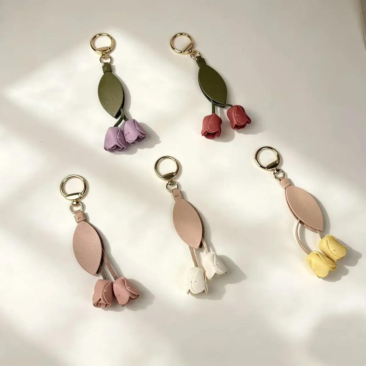 porte-clés en cuir style tulipe – charme de sac mignon en forme de fleur pour sacs à dos, sacs à main et clés de voiture – accessoire de décoration féminin pour la maison