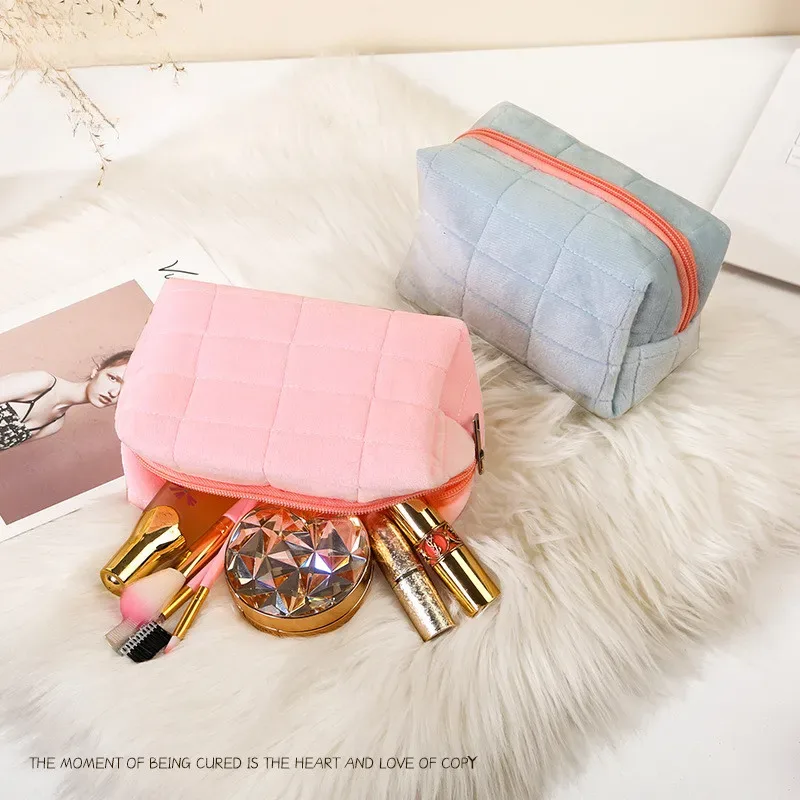 sac de rangement de maquillage en peluche avec nom brodé personnalisé - trousse de toilette de voyage portable douce, parfaite pour les cadeaux d'anniversaire et l'utilisation quotidienne