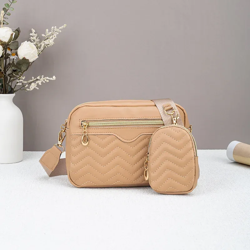 sac à bandoulière à motif matelassé pour femme, sac à bandoulière simple minimaliste décontracté avec mini argent suspendu