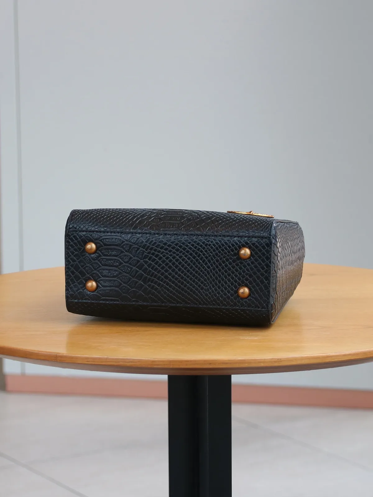 nouveau sac à main femme luxe 2026, motif serpent, design de niche, texture raffinée, petit sac exotique, sac à bandoulière polyvalent pour le quotidien