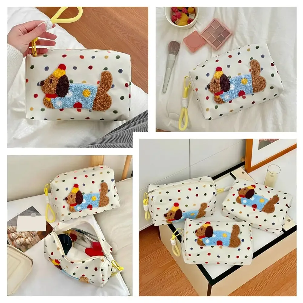 trousse polyester blanche chien tricoté pois colorés sangle poignet organisation maquillage toilette voyage femmes