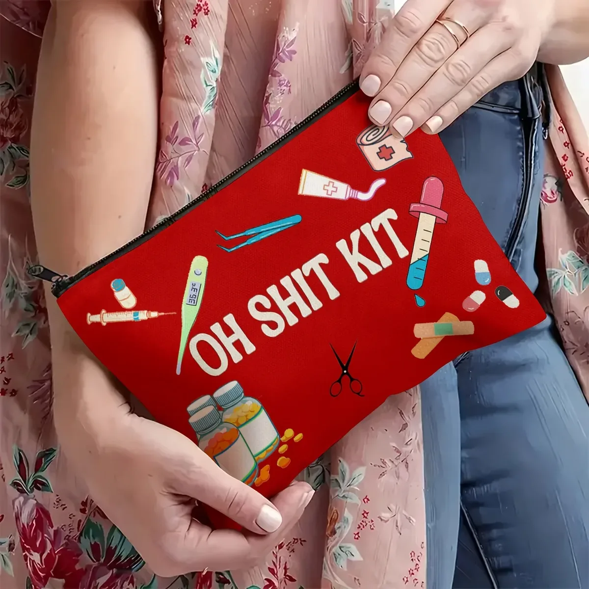 trousse polyester rouge motifs humoristiques poche maquillage voyage santé soins cosmétiques pochette medicale bandages thermomètres pilules seringues