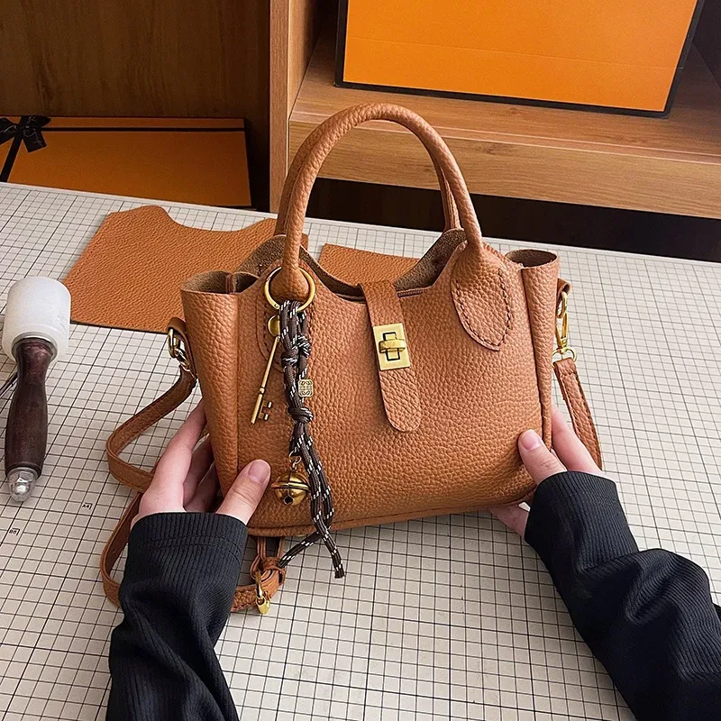 sac fourre-tout fait à la main, sac à main à bandoulière, accessoire artisanal en cuir, ensemble de matériel semi-fini cousu à la main, bricolage
