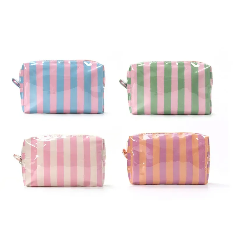 sac cosmétique rayé en pvc avec pompons et fermeture éclair, trousse de toilette de voyage imperméable avec organiseur de pinceaux de maquillage intégré.