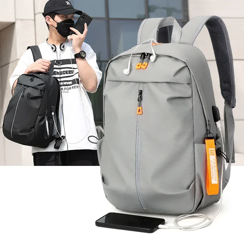 Sac Dos Oxford Université Gris Clair Accents Orange Imperméable Pochette USB Noire Lignes Grises Bandoulière Metallique Voyage Affaire