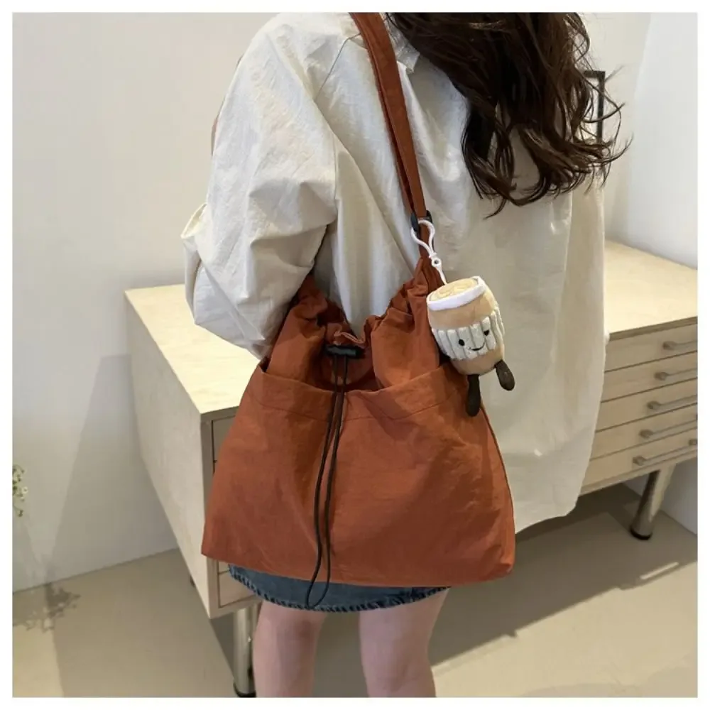 sac fourre-tout en nylon pour femmes, fourre-tout décontracté de voyage à la mode, sac à bandoulière avec cordon de serrage, grande capacité, sac seau étanche