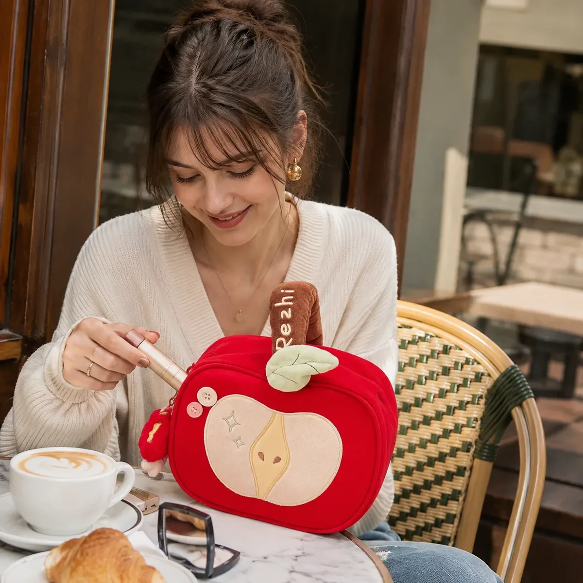 sac cosmétique en peluche rouge pomme, pochette de maquillage portable, organisateur de toilette, grande capacité, sac de voyage pour produits de soin de la peau pour femmes
