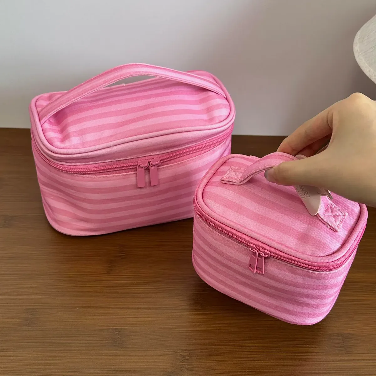 nouvelle trousse de maquillage portable mini mignonne à rayures roses pour femmes – idéale pour les sorties et les voyages