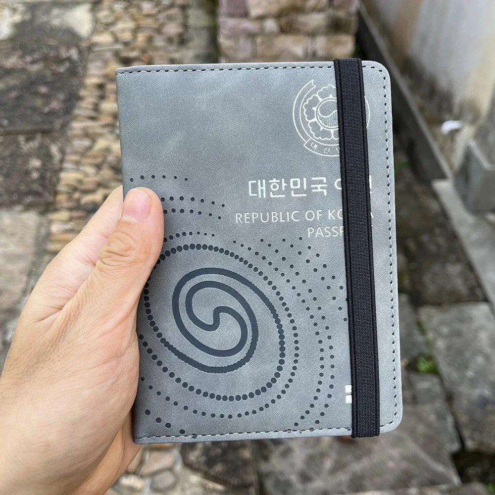 porte passeport polyester noir protection voyage cartes billets organisation journee formalite spiralé motifs langues multiple usage pratique sécurité document transport international