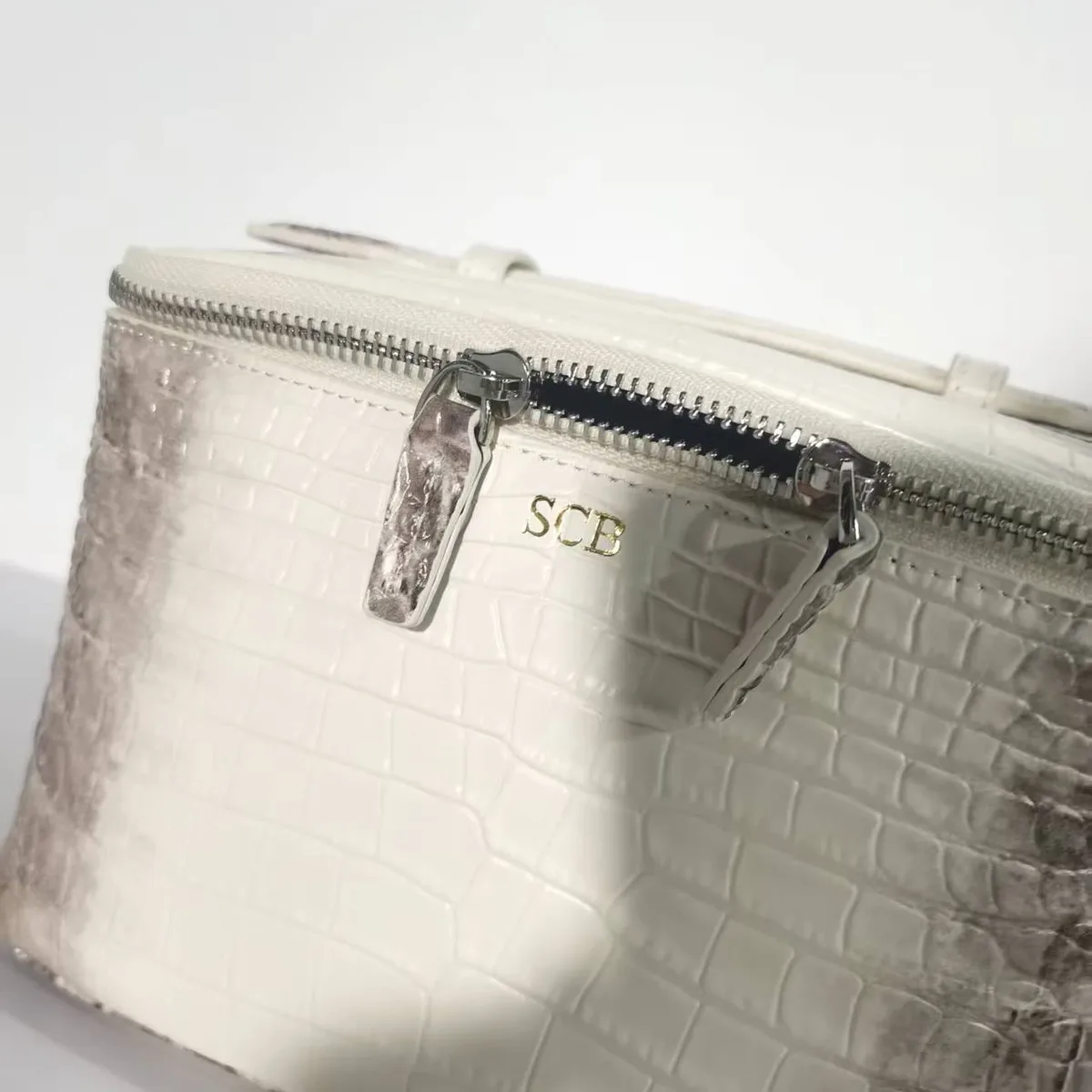 sac de maquillage en cuir de vachette à motif crocodile, nouveau, avec initiales gratuites, sac de toilette portable de voyage, grande capacité, sac de rangement pour cosmétiques