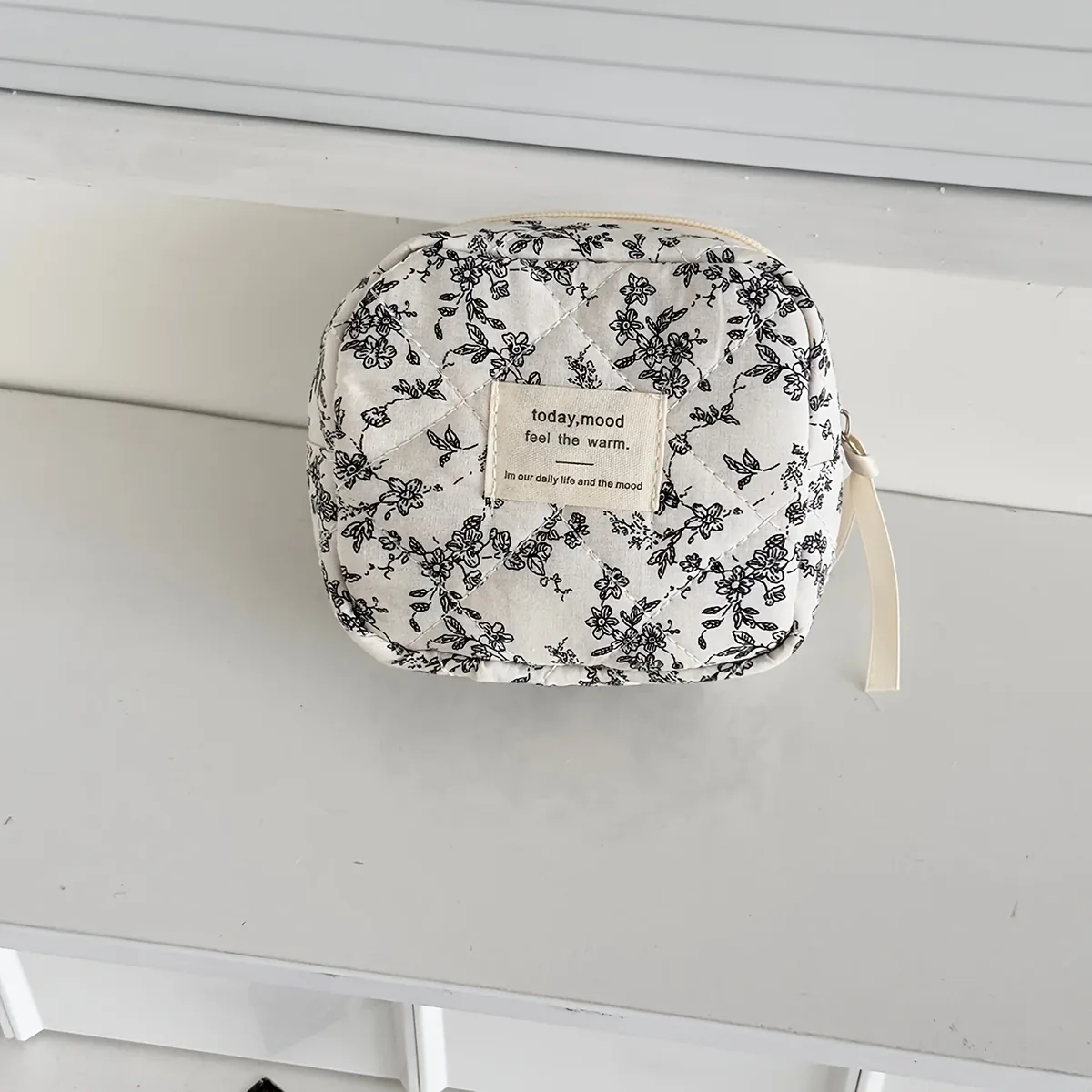 trousse cosmétique tissu coton fleur noire blanc voyage petite pochette carrée fermeture glissière étiquette mood durabilité