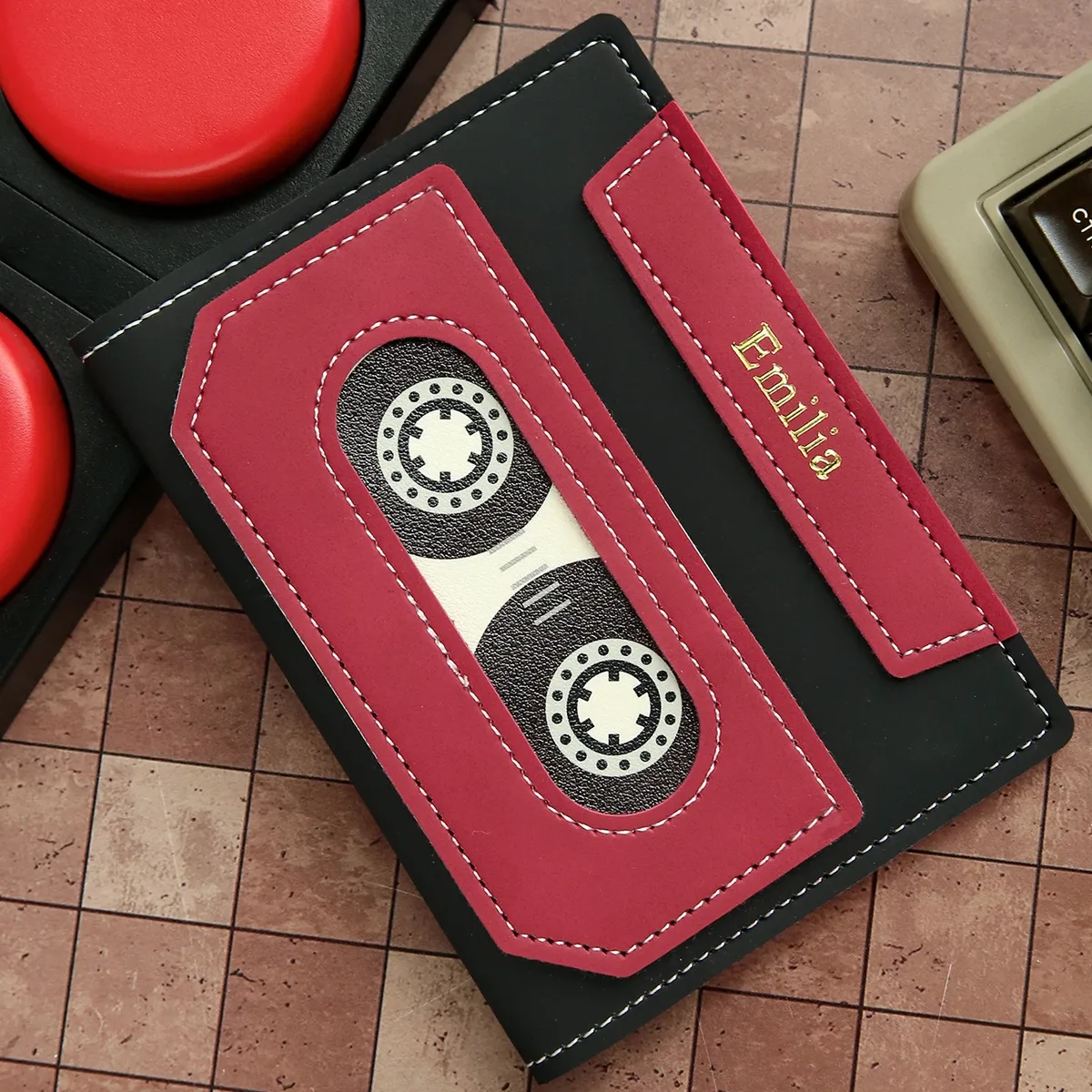 housse de passeport en pu à motif cassette rétro, porte-passeport multifonction avec emplacements cartes, personnalisable gravure prénom, accessoire de voyage vintage, cadeau original pour amateurs de voyages et musiqu