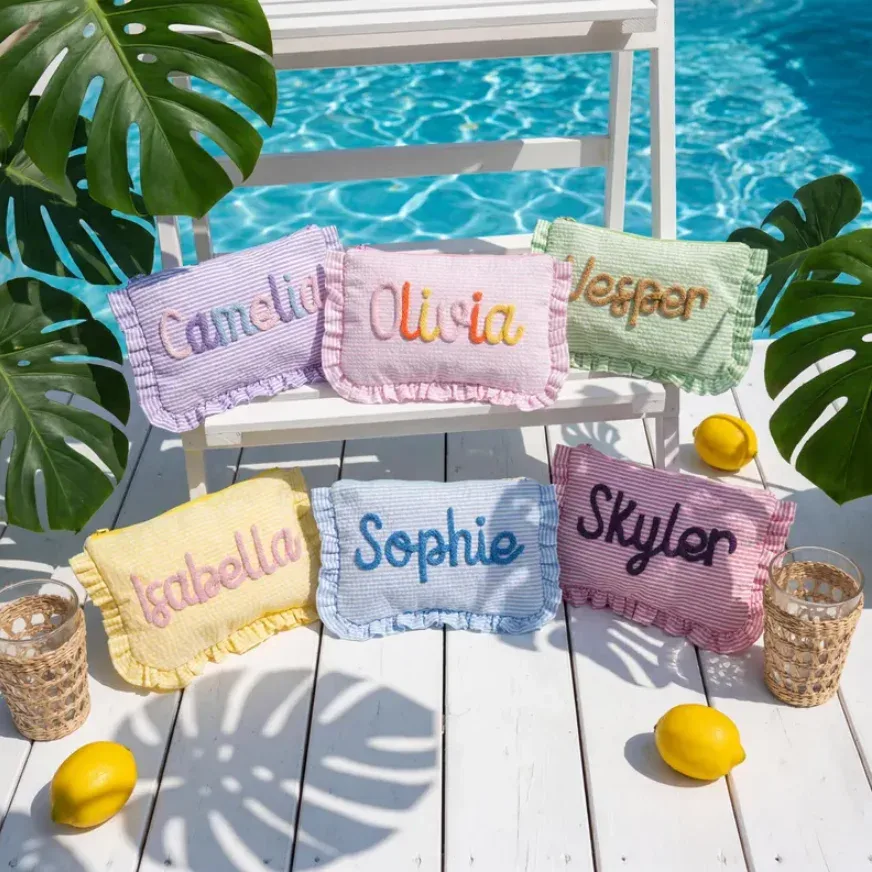 pochette à maquillage personnalisée en seersucker à volants, trousse de toilette en chenille avec nom, sac de voyage pour cosmétiques, cadeau pour elle, trousse de maquillage du matin pour la mariée
