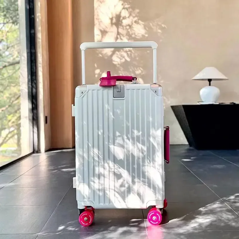 valise pc aluminium roues pivotantes silencieuses serrure tsa compartiments internes couleur noire ligne dorée grande capacité voyage