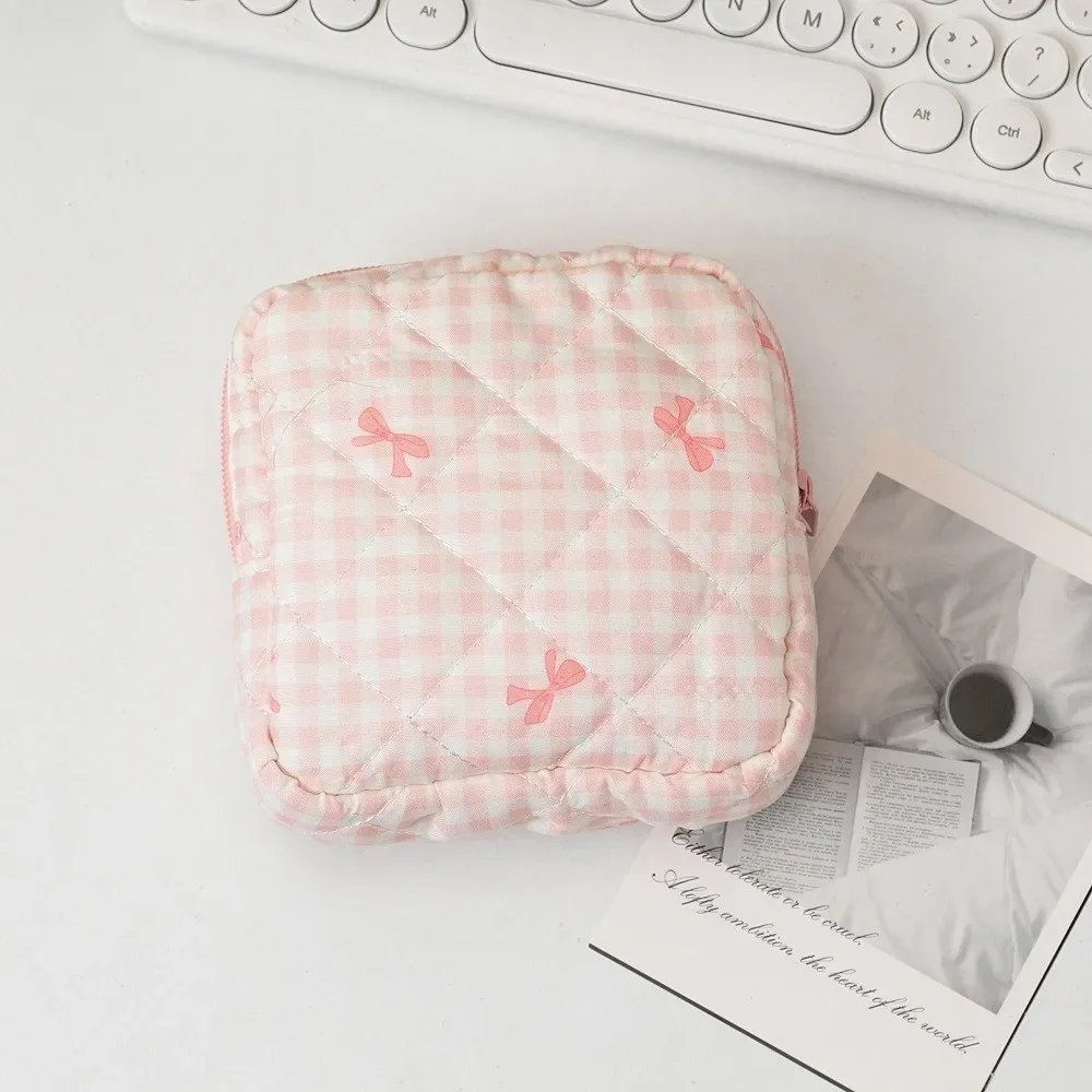 sac de rangement pour serviettes hygiéniques à motif à carreaux, sac cosmétique multifonctionnel, mini sac de voyage matelassé portable pour maquillage.