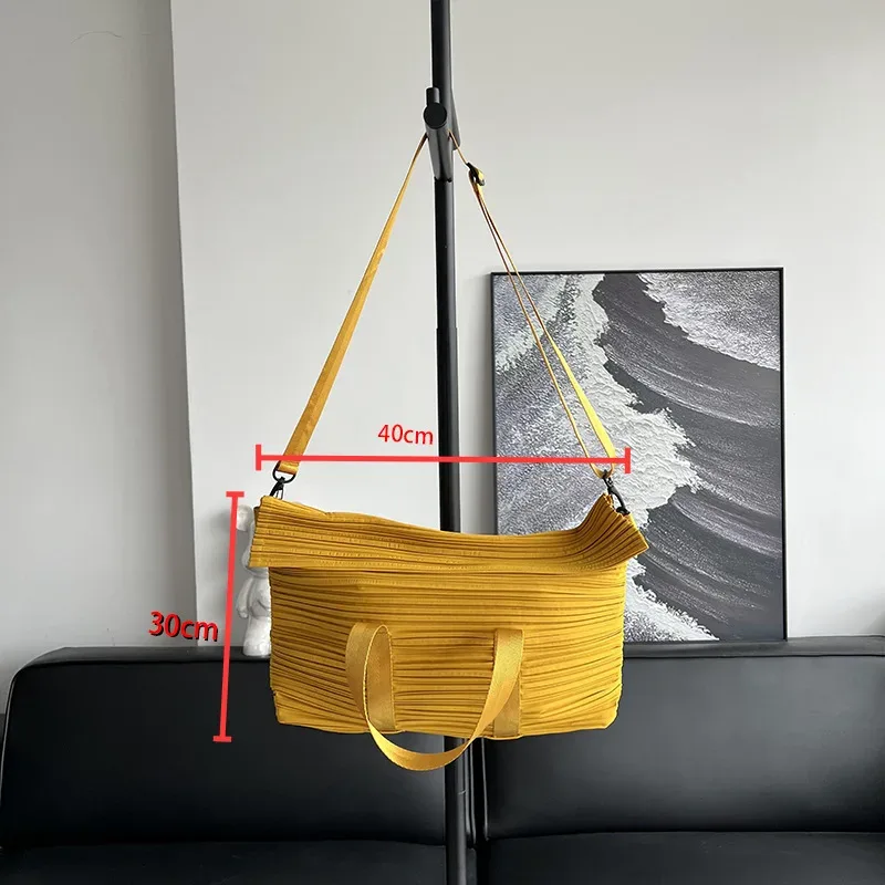 sac bandoulière miyake japonais décontracté et sportif, plissé, style gyoza, pour hommes et femmes, avec grande capacité et fermeture éclair simple -- sans étiquette