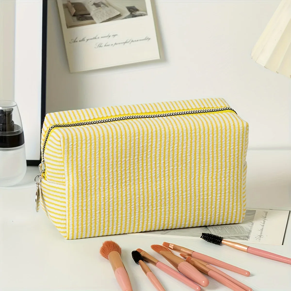 pochette de maquillage en seersucker brodée avec nom, trousse de toilette personnalisée, cadeau personnalisé pour demoiselle d'honneur, pour mariage, voyage, rangement